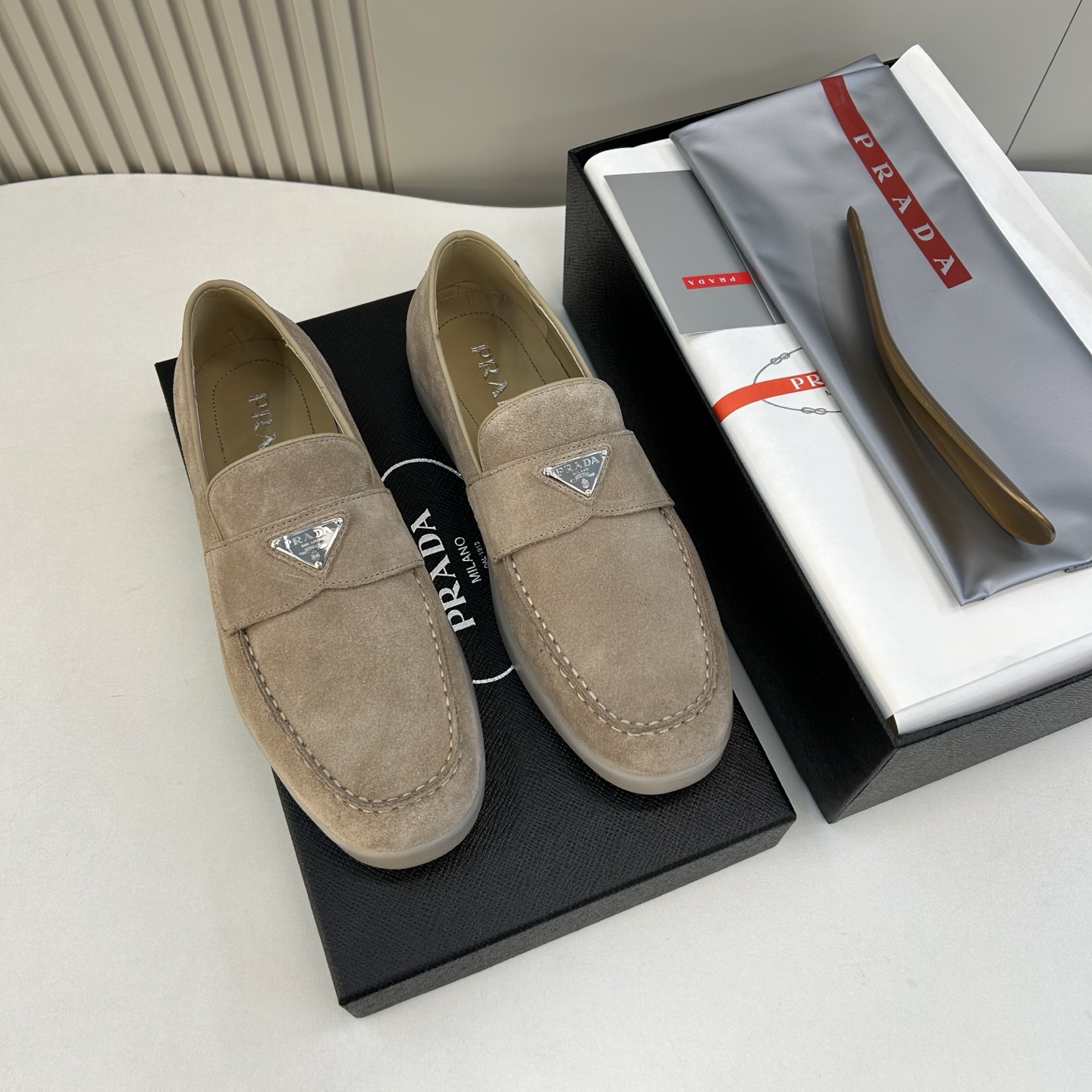 프라다 로고 플라크 슬립온 로퍼