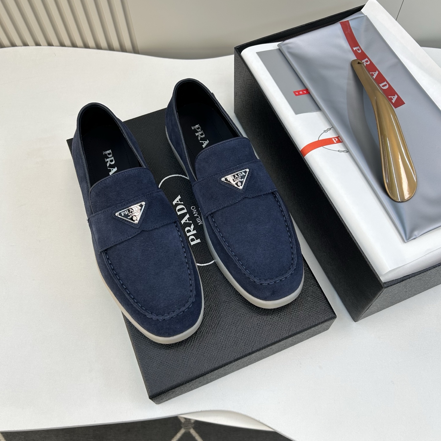 프라다 로고 플라크 슬립온 로퍼