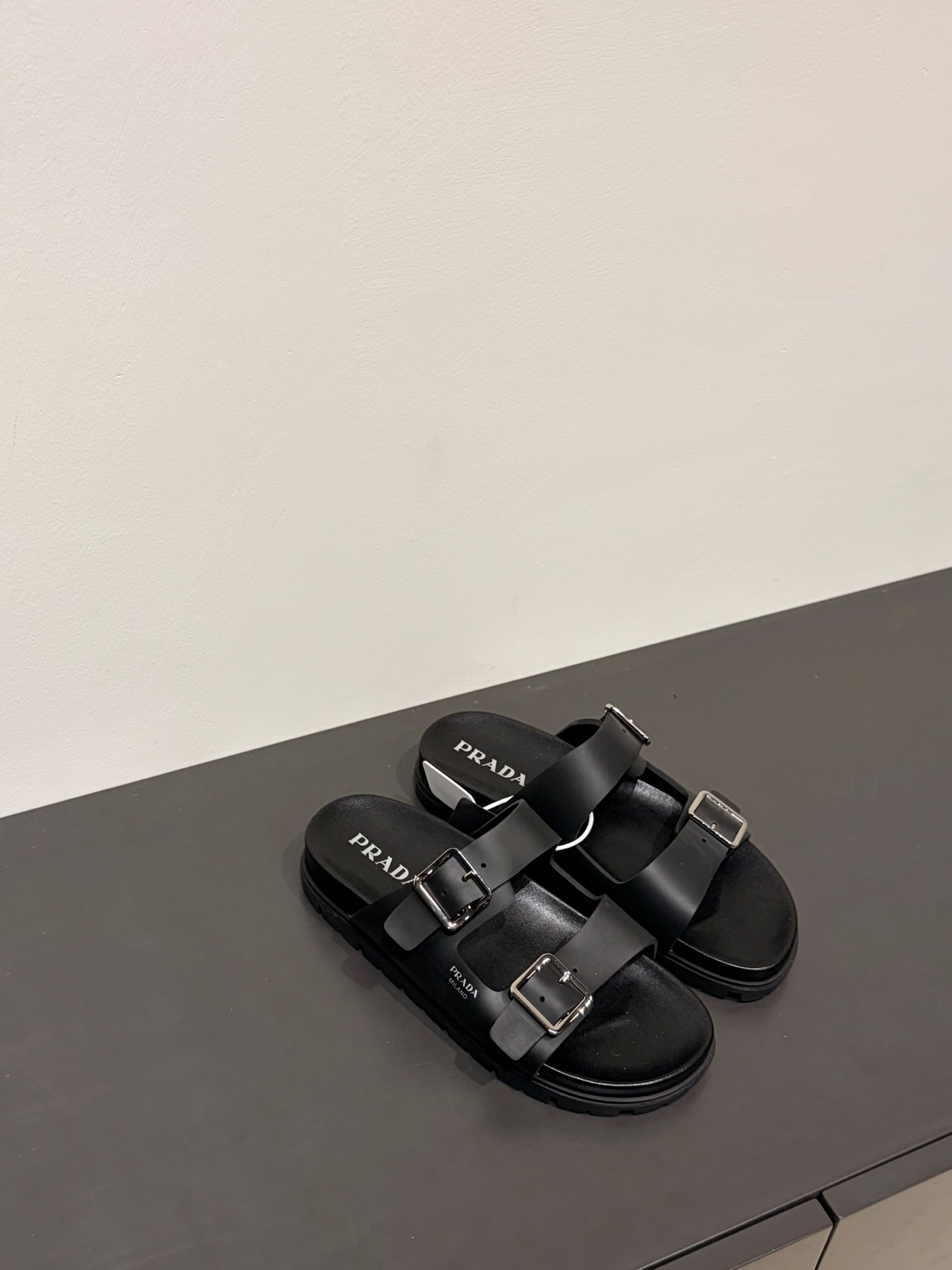 프라다 신상 더블 스트랩 샌들