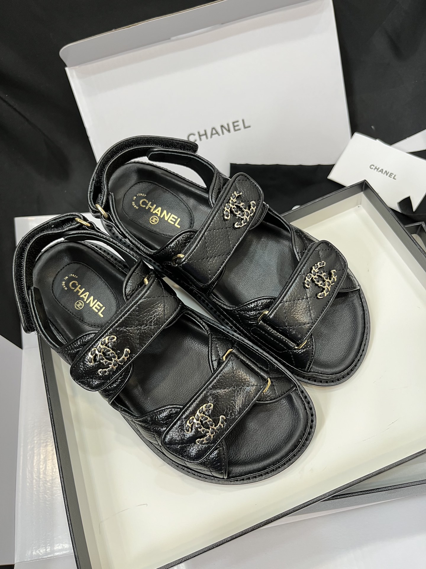 25년 샤 ƆC 넬 CC로고 벨크로 샌들 캐비어