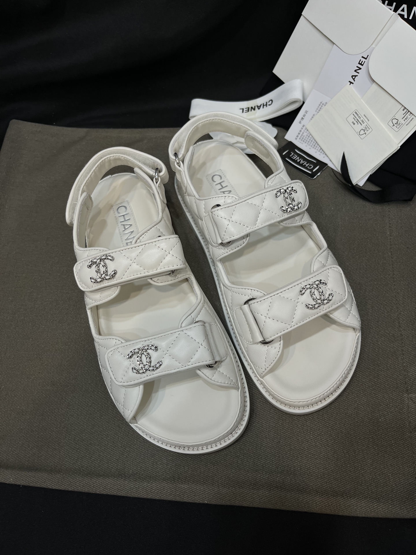 25년 샤 ƆC 넬 CC로고 벨크로 샌들 캐비어