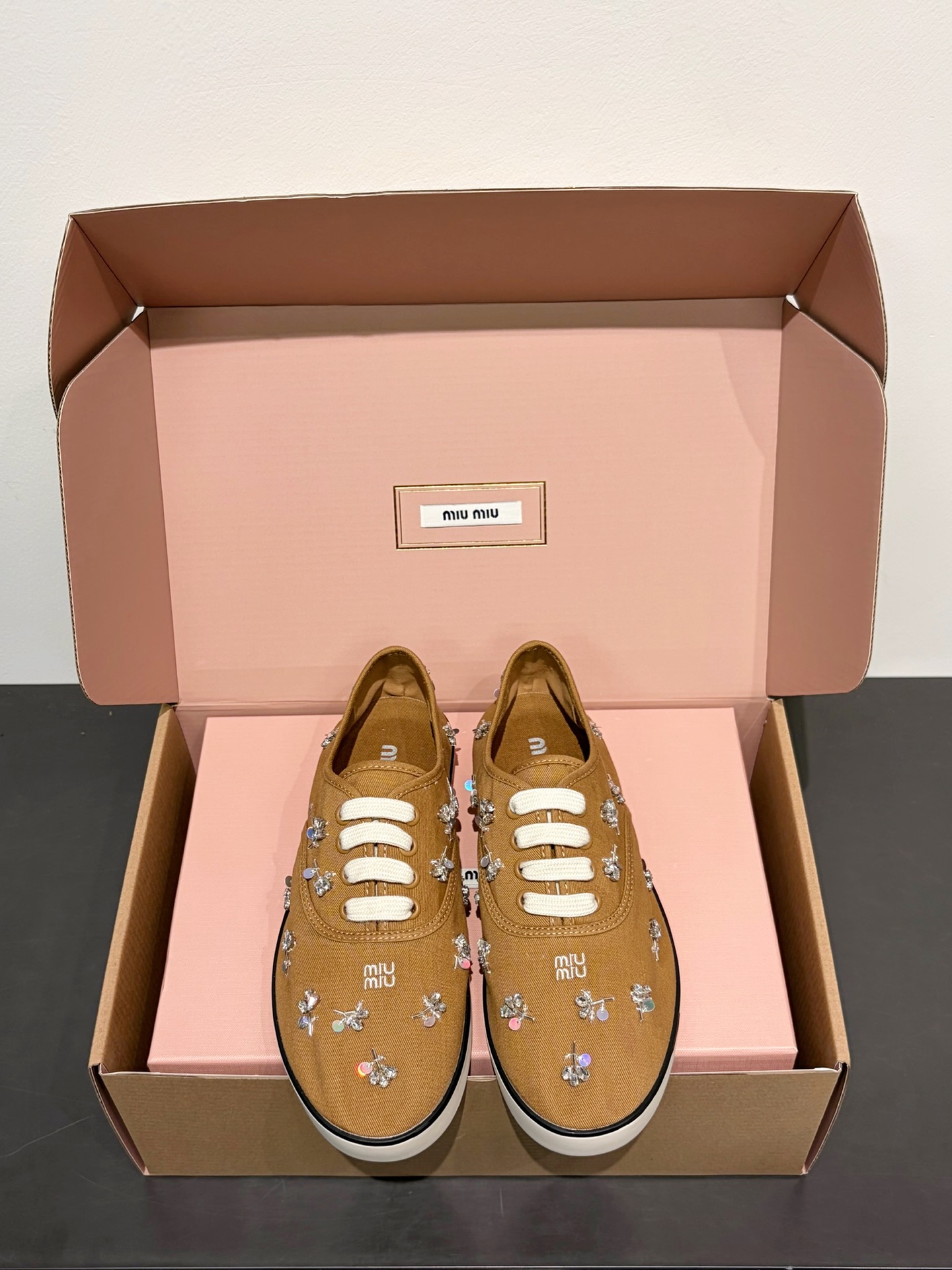 미우미우 Crystal Embellished Low Top Canvas  스니커즈