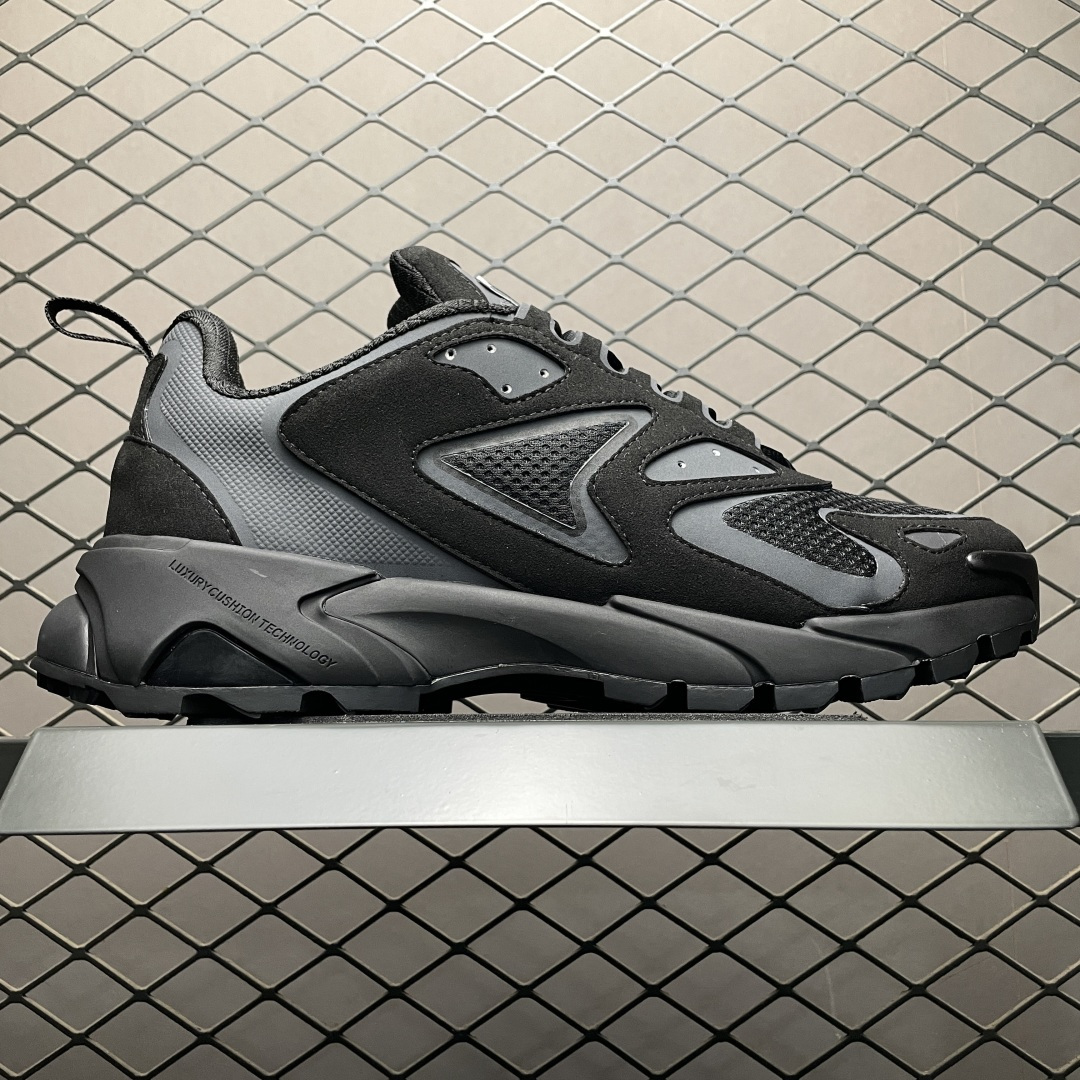 1AINV4 LV Runner Tatic Sneaker