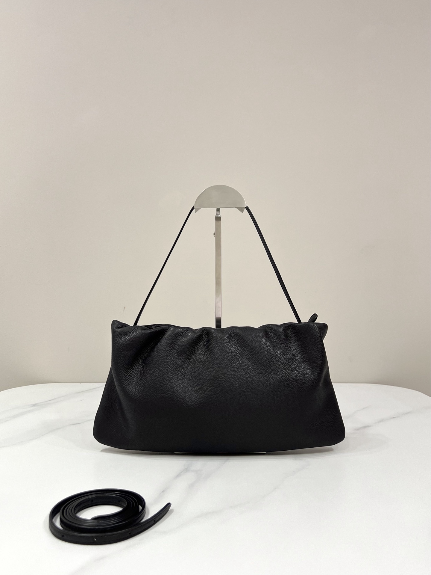 THE ROW XL 부어스 레더 숄더백 34*13*18