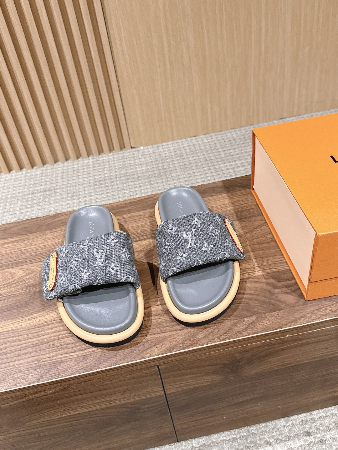 루이비통 풀 필로우 플랫 컴포트 뮬 슬리퍼 남녀공용